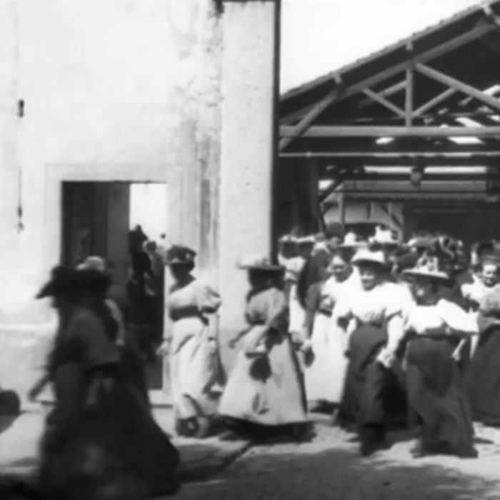 工場の出口 1895年にルイ・リュミエールによって作られた世界初の実写映画。