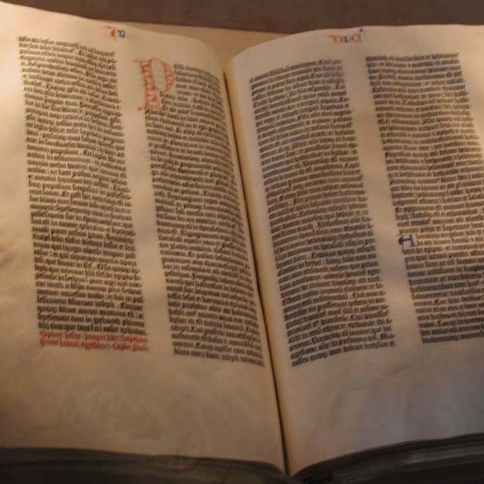 グーテンベルク聖書 15世紀にドイツのヨハネス・グーテンベルクが活版印刷技術を用いて印刷した西洋初の印刷聖書。